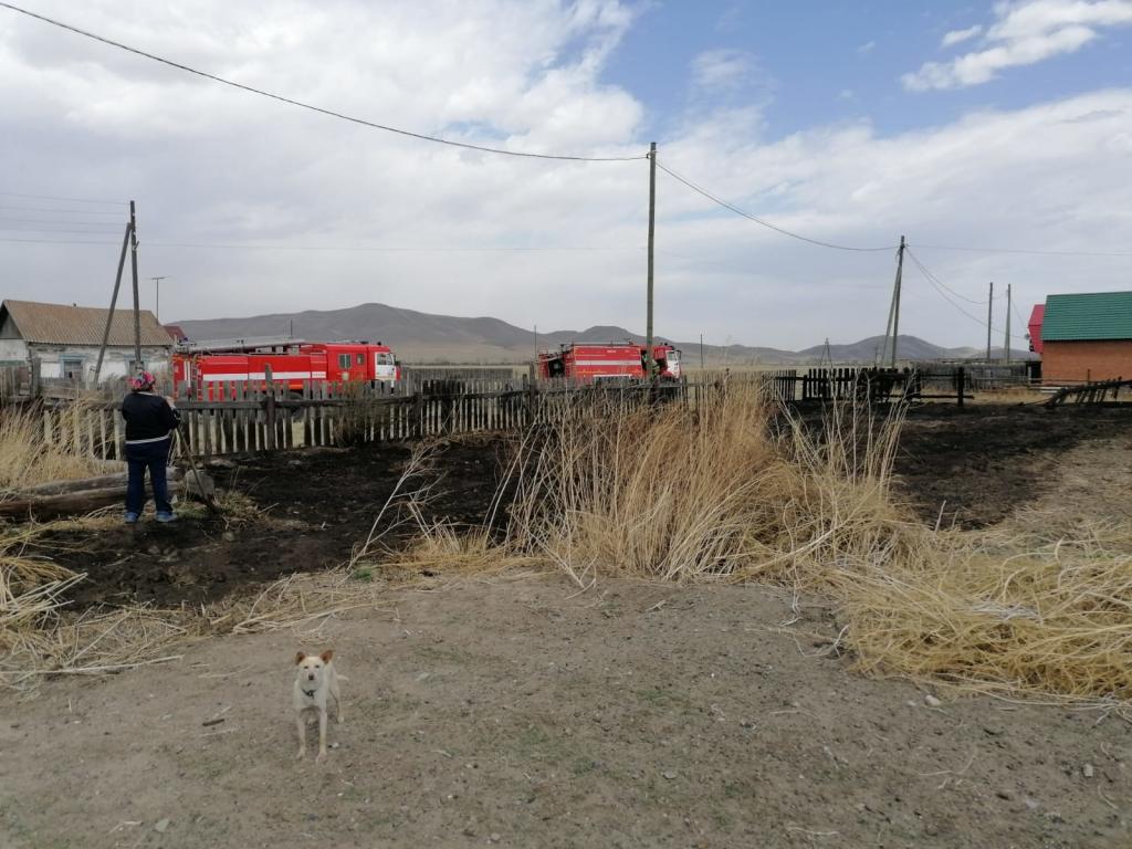 В Аскизском и Бейском районах палы травы перешли на забор и надворную постройку