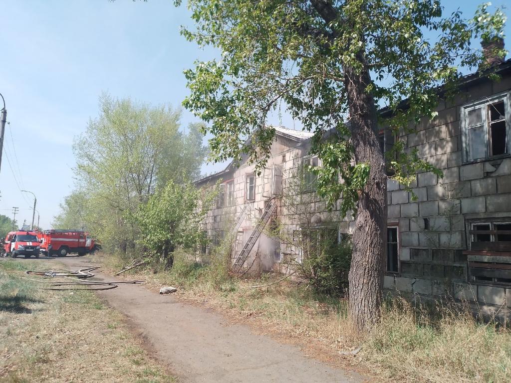 Поджог мог стать причиной пожара в нежилом бараке в Черногорске