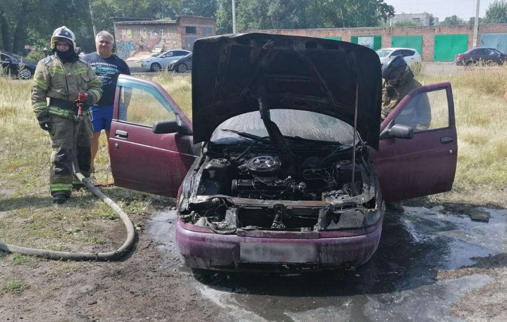 В выходные пожарные тушили дачный дом, автомобили, мусор и траву