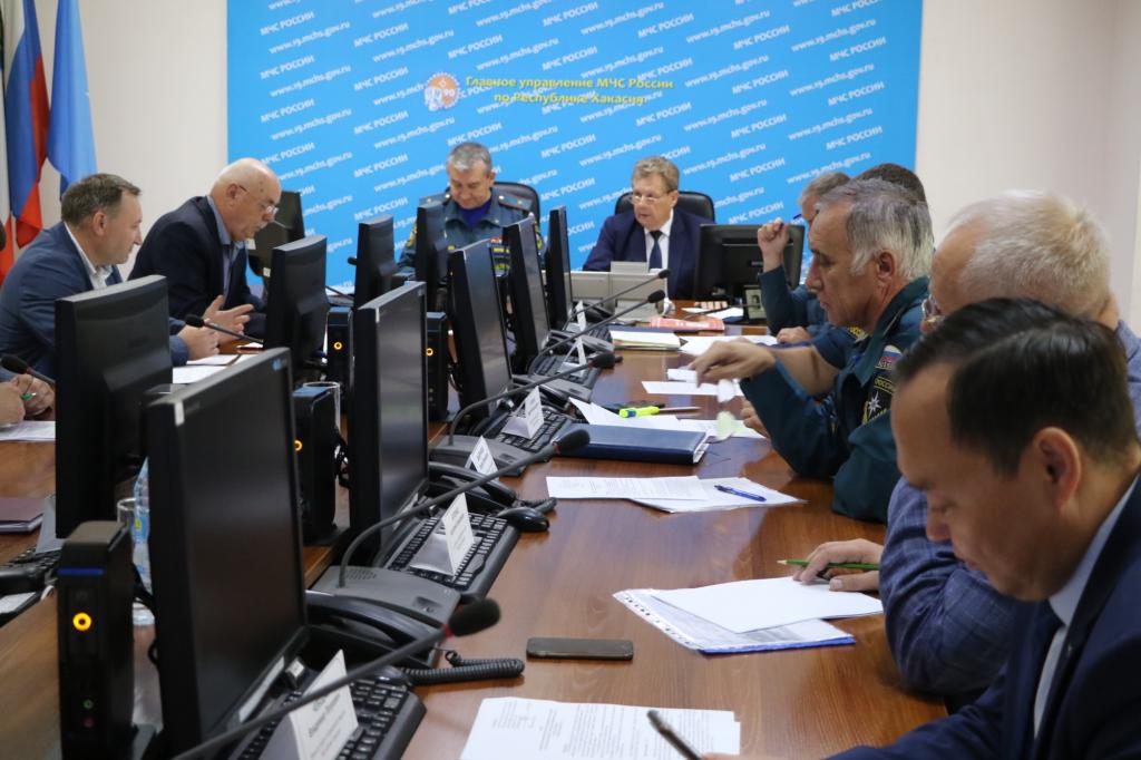 Власти региона призывают население соблюдать правила безопасности на воде и в обращении с огнем