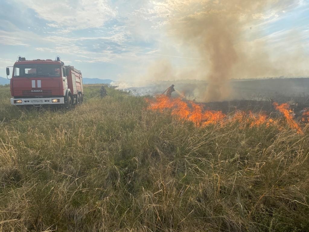 В Бейском районе неисправность тракторного прицепного пресса привела к степному палу и уничтожило сено