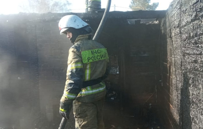 В Усть-Абаканском районе мальчик играл со спичками и сжег надворную постройку