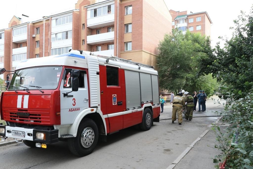 В Абакане пожарные спасли ребенка и потушили квартиру