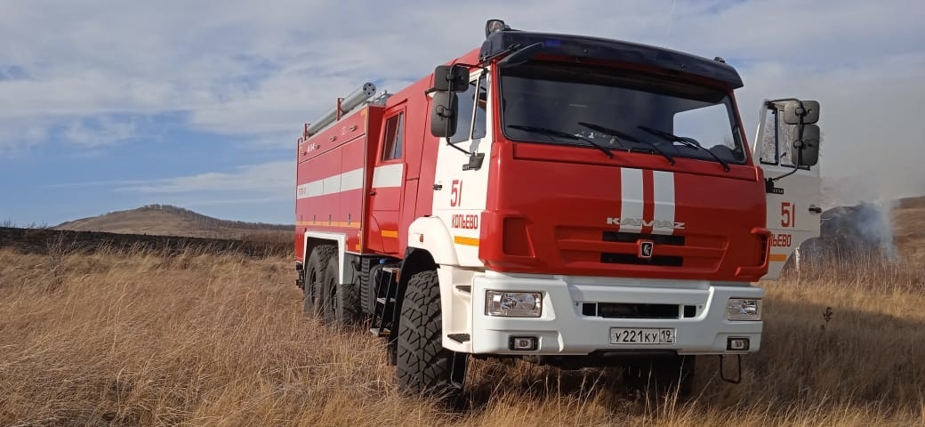 В выходные огнеборцы Хакасии тушили сено и сухую траву