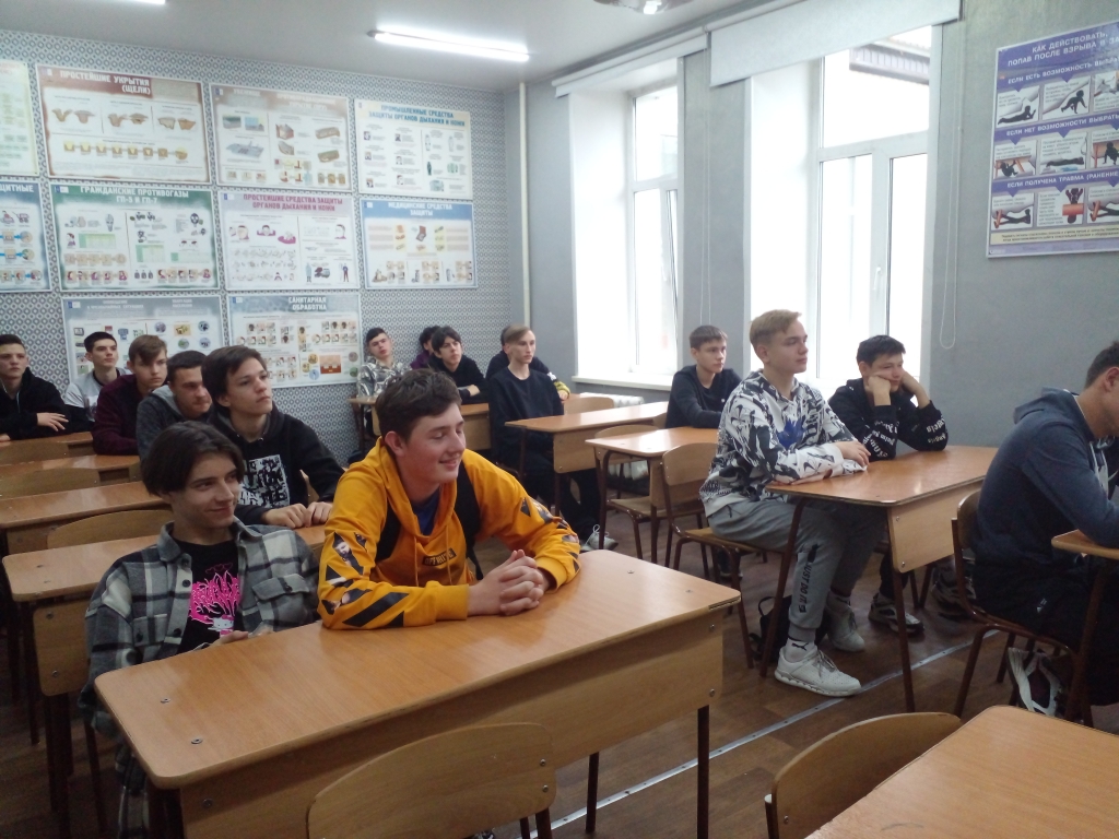 Студентам абазинского техникума рассказали о роли отца в семье и истории праздника