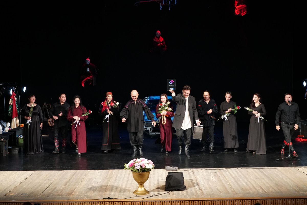 Слияние современности и традиций в спектакле «Абахай Пахта»