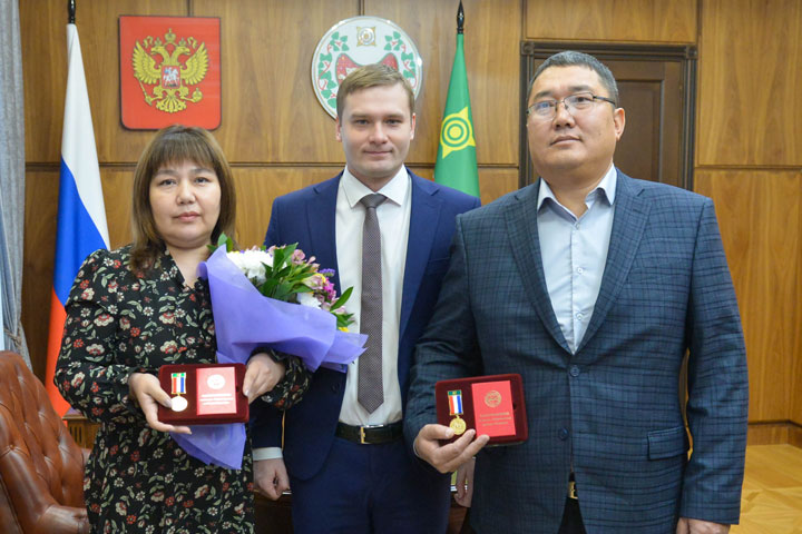 Семья начальника ОМВД России по Аскизскому району Леонида Мишакова удостоена медали «Родительская доблесть Хакасии»