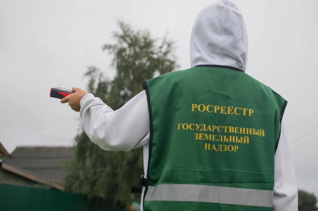 В прошлом году сосед построил гараж вплотную к нашему общему забору. С крыши гаража снег скатывается на мой участок.