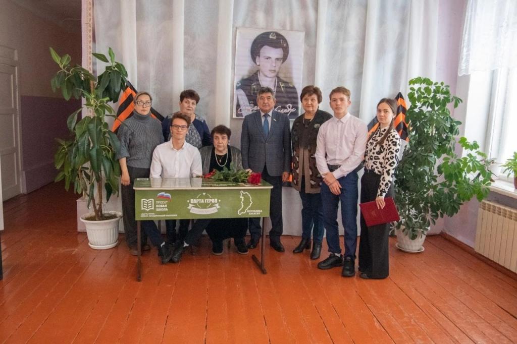 В средней школе поселка Бискамжа появилась особенная Парта "Парта Героя"