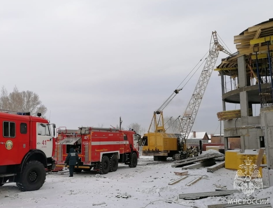 В Аскизе пожарные потушили гусеничный кран