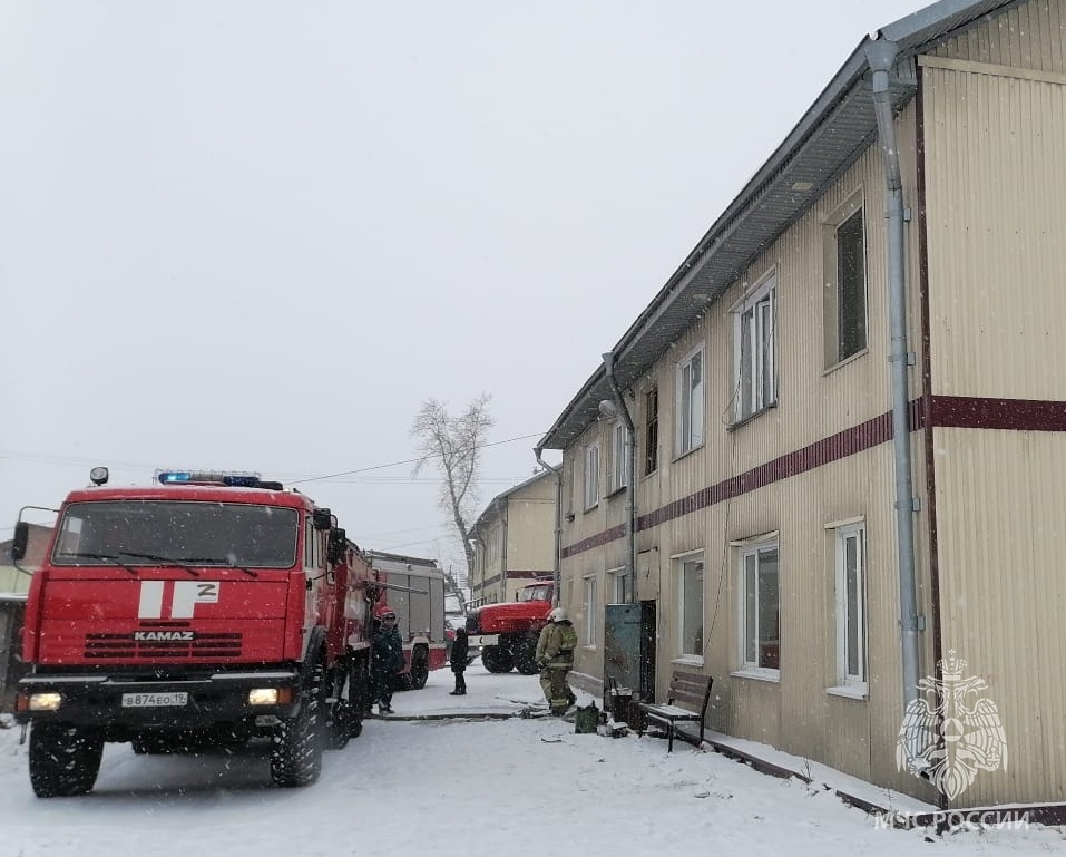 В Усть-Абакане пожарные спасли шестерых людей из задымленного дома