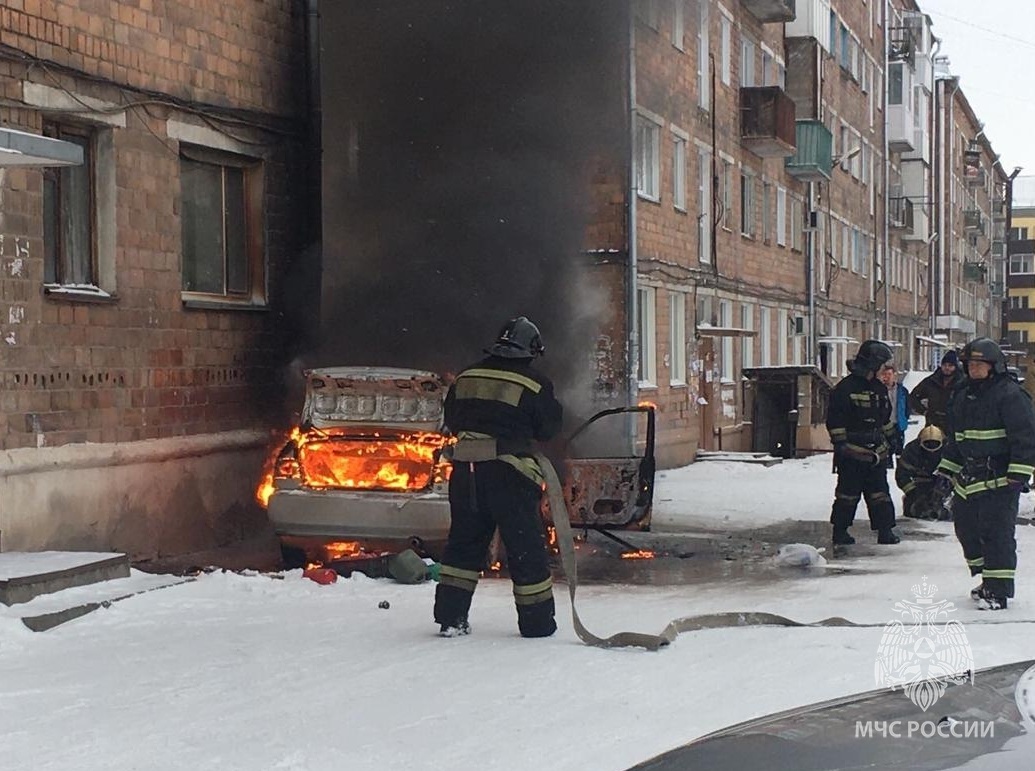 Сотрудники МЧС обращают внимание автомобилистов на пожарную безопасность транспортных средств