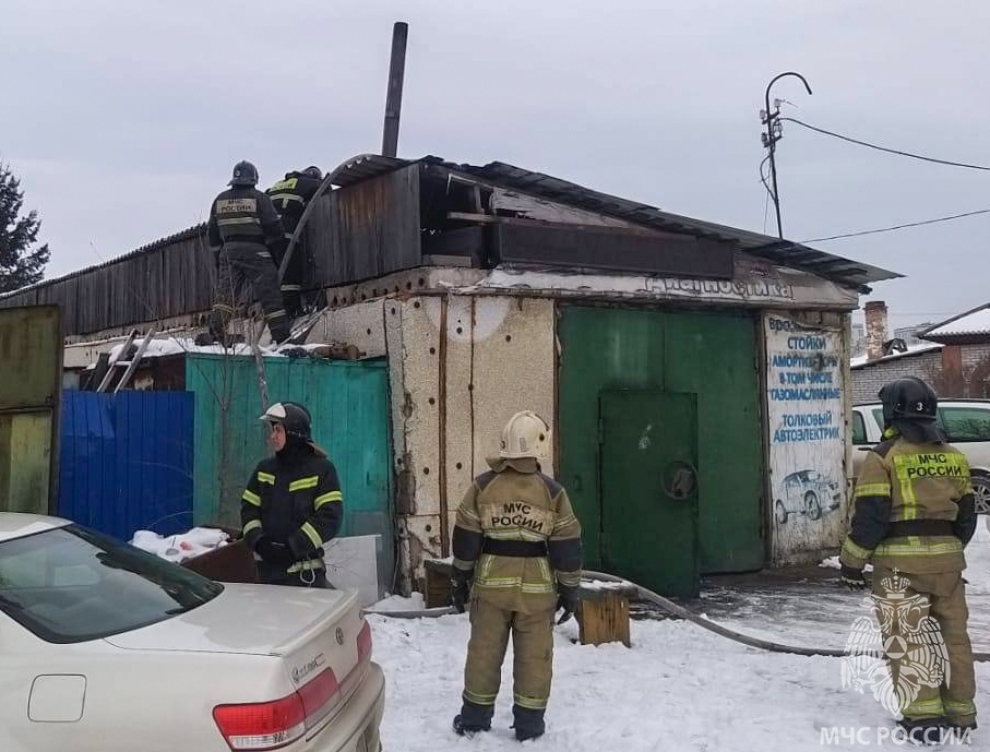 Недосмотр за печью стал причиной загорания гаража в Абакане