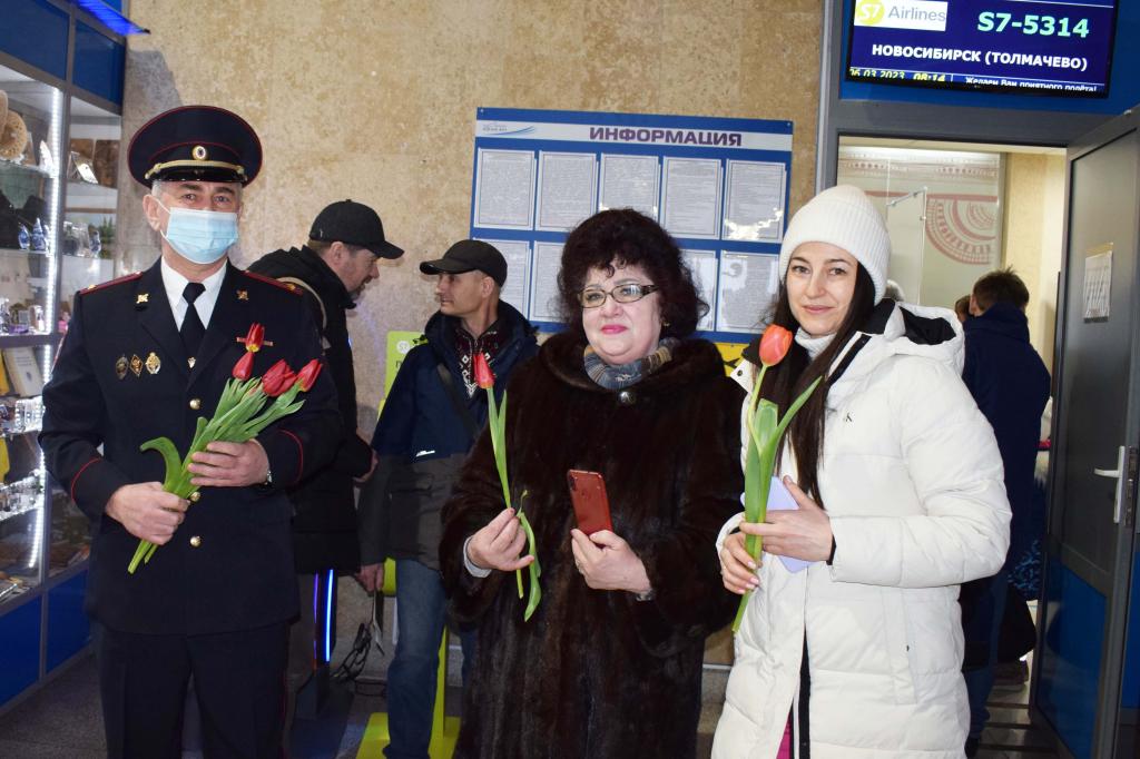 В аэропорту Абакана стартовала Всероссийская акция МВД России «8 Марта – В каждый Дом»