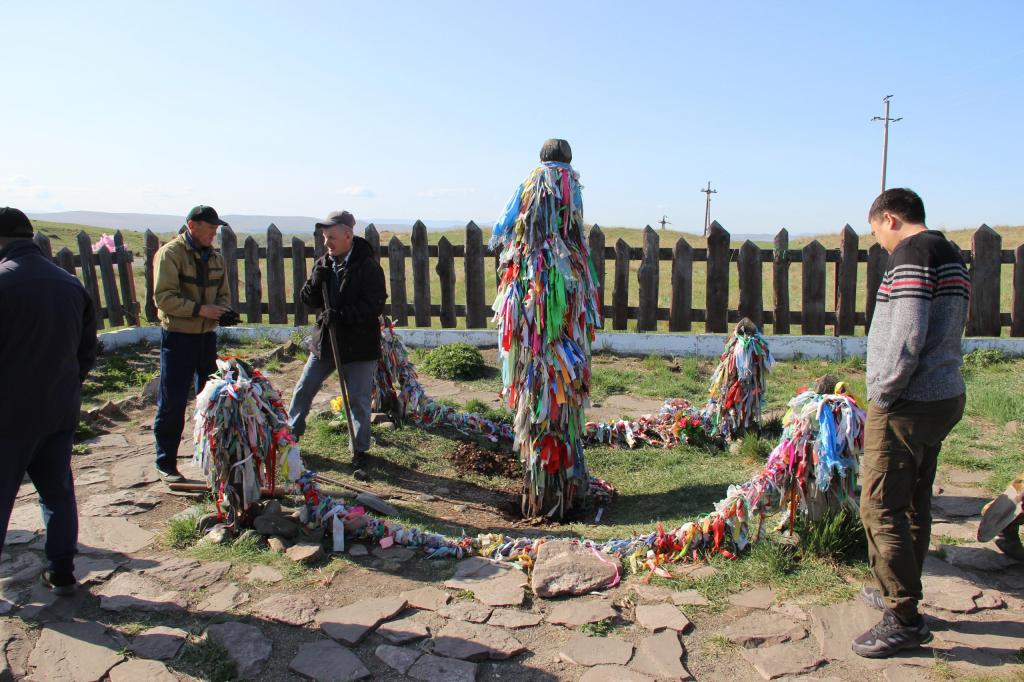 На перевале Уйтаг горы, между Сагайской и Сырской-Уйбатской степями установлен новый шестиметровый из кедра сарчын