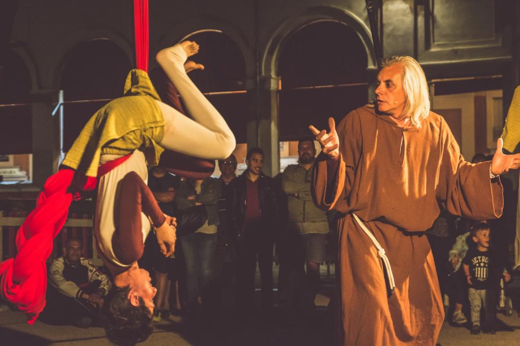 Уличный театр из Италии «C'è Chi C'ha Teatro» покажет спектакль «Diversamente giovani» («По-своему молодые») на фестивале «Чир Чайаан»