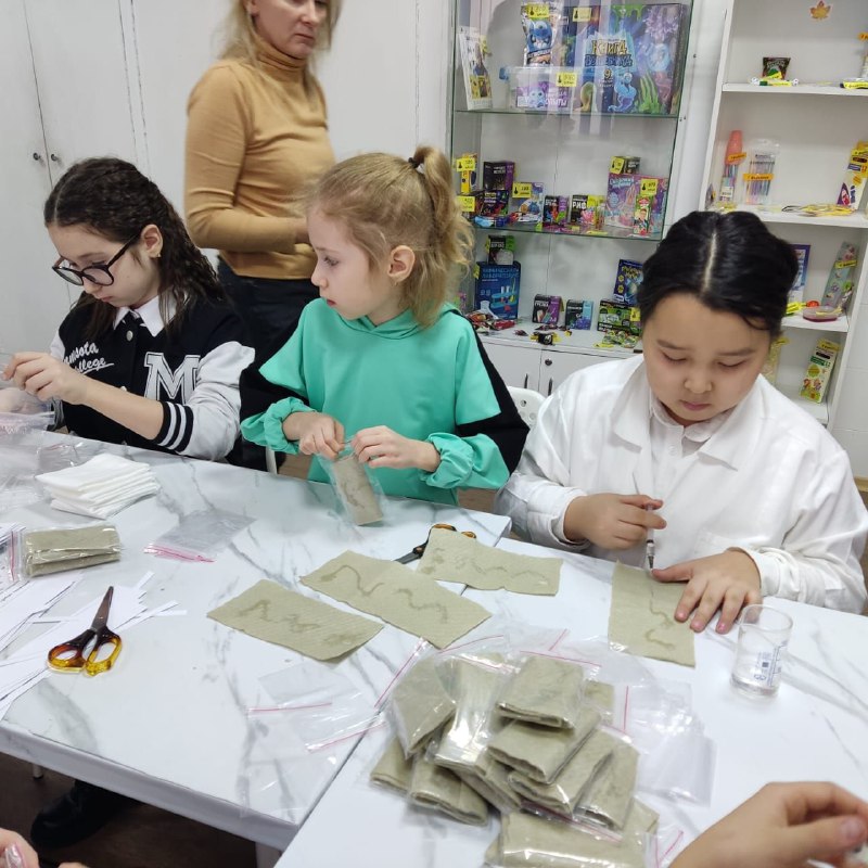Дети судебных приставов изготовили более 100 комплектов сухого душа для участников  СВО