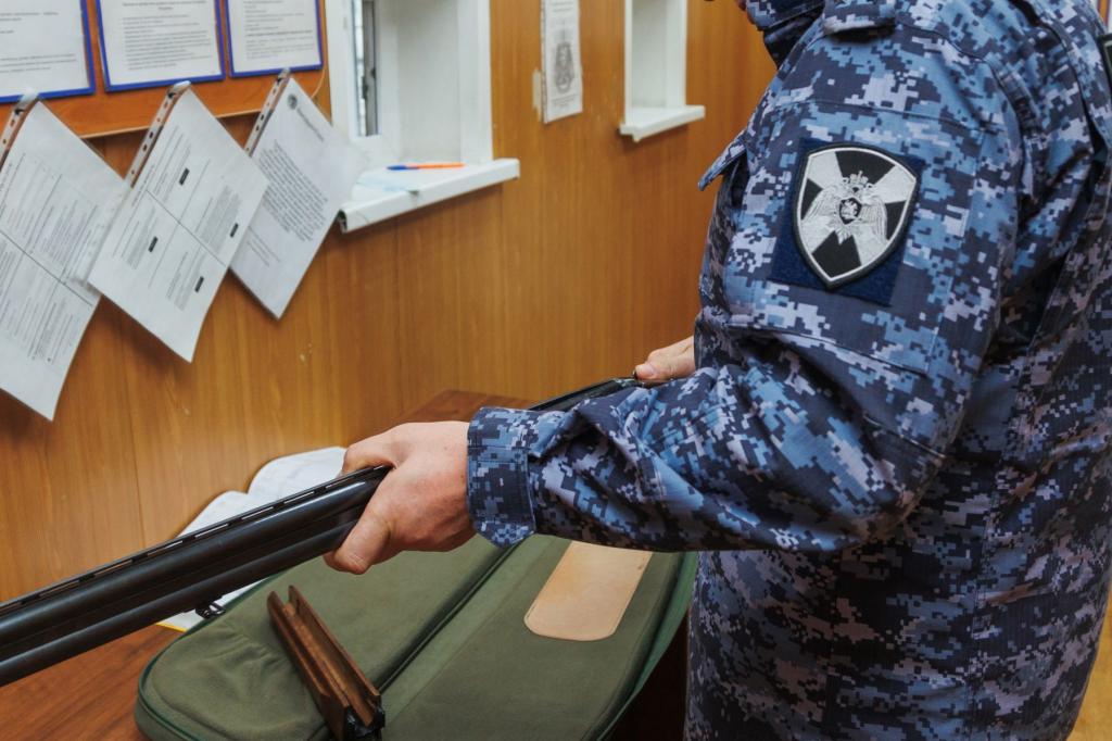 Инспекторы Росгвардии напоминают жителям Хакасии о порядке добровольной сдачи незарегистрированного оружия за вознаграждение 