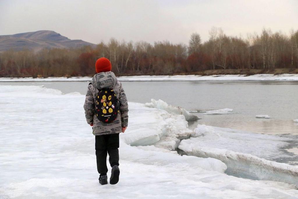 Родители – не допускайте детей к водоемам!