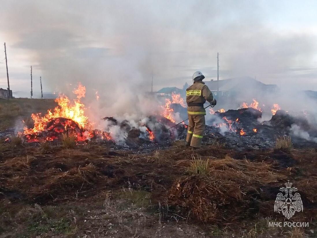 В селе Сон огонь уничтожил около двух с половиной тонн сена