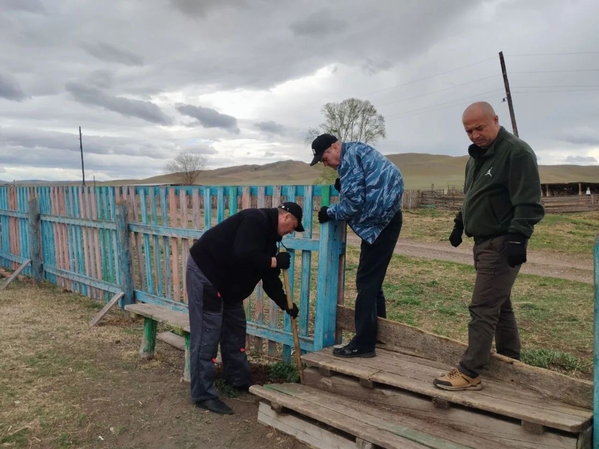 Накануне Дня Победы в подшефных селах ﻿Госкомитета по ГО, ЧС и ПБ Хакасии проведены субботники